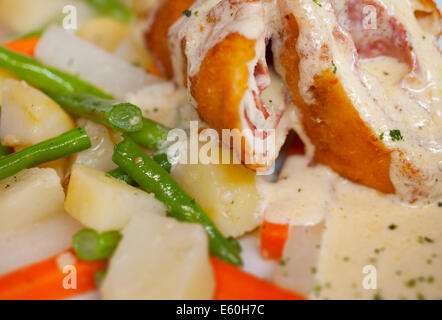 Poulet Cordon Bleu avec des pommes de terre et légumes close up Banque D'Images