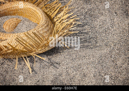 Les touristes sont rentrés chez eux. Hat lying on the beach - garbage Banque D'Images