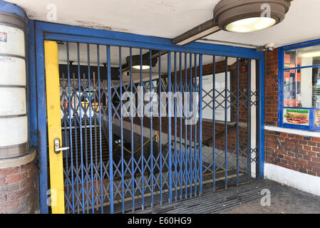 Turnpike Lane, Londres, Royaume-Uni. 10 août 2014. Turnpike Lane Station fermée en raison d'inondations Crédit : Matthieu Chattle/Alamy Live News Banque D'Images