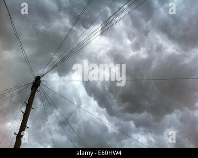 Watford, Royaume-Uni. 10 août, 2014. Vestiges de l'ouragan Bertha passent au-dessus de maisons à Watford. Crédit : Michael Matthews/Alamy Live News Banque D'Images