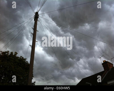 Watford, Royaume-Uni. 10 août, 2014. Vestiges de l'ouragan Bertha passent au-dessus de maisons à Watford. Crédit : Michael Matthews/Alamy Live News Banque D'Images