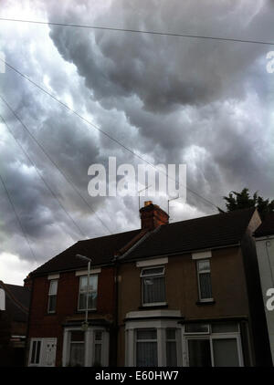 Watford, Royaume-Uni. 10 août, 2014. Vestiges de l'ouragan Bertha passent au-dessus de maisons à Watford. Crédit : Michael Matthews/Alamy Live News Banque D'Images