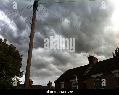 Watford, Royaume-Uni. 10 août, 2014. Vestiges de l'ouragan Bertha passent au-dessus de maisons à Watford. Crédit : Michael Matthews/Alamy Live News Banque D'Images