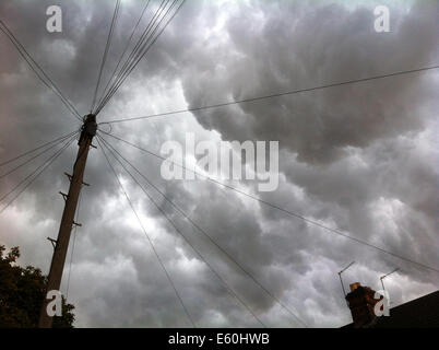 Watford, Royaume-Uni. 10 août, 2014. Vestiges de l'ouragan Bertha passent au-dessus de maisons à Watford. Crédit : Michael Matthews/Alamy Live News Banque D'Images