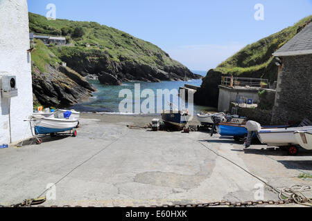 Le village de pêcheurs de portloe sur la côte de Cornouailles Banque D'Images