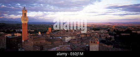 Italie, Toscane, Sienne, vue générale avec la Piazza del Campo Banque D'Images