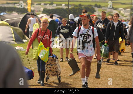 Watergate Bay, Cornwall, UK. 10 août, 2014. Des centaines de tentes ont été endommagés et la Boardmasters music festival a été annulé à la suite de conditions météorologiques extrêmes causés par l'ouragan Bertha. Credit : MPAK/Alamy Live News Banque D'Images