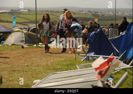 Watergate Bay, Cornwall, UK. 10 août, 2014. Des centaines de tentes ont été endommagés et la Boardmasters music festival a été annulé à la suite de conditions météorologiques extrêmes causés par l'ouragan Bertha. Credit : MPAK/Alamy Live News Banque D'Images