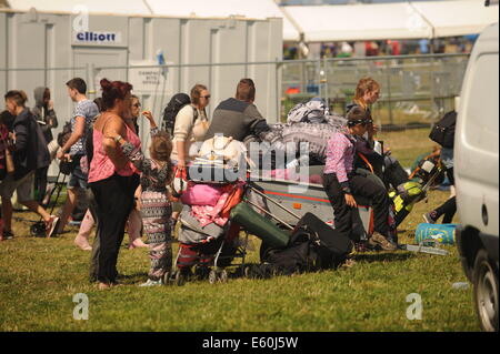 Watergate Bay, Cornwall, UK. 10 août, 2014. Des centaines de tentes ont été endommagés et la Boardmasters music festival a été annulé à la suite de conditions météorologiques extrêmes causés par l'ouragan Bertha. Credit : MPAK/Alamy Live News Banque D'Images