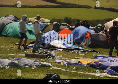 Watergate Bay, Cornwall, UK. 10 août, 2014. Des centaines de tentes ont été endommagés et la Boardmasters music festival a été annulé à la suite de conditions météorologiques extrêmes causés par l'ouragan Bertha. Credit : MPAK/Alamy Live News Banque D'Images