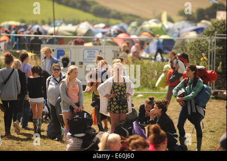 Watergate Bay, Cornwall, UK. 10 août, 2014. Des centaines de tentes ont été endommagés et la Boardmasters music festival a été annulé à la suite de conditions météorologiques extrêmes causés par l'ouragan Bertha. Credit : MPAK/Alamy Live News Banque D'Images