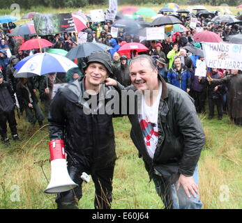 Peak District, Derbyshire, Royaume-Uni. 10 août, 2014. Deux jours avant la saison de chasse gélinotte s'ouvre, les manifestants dirigée par l'animateur de la BBC, Chris Packham (L) et ancien directeur de conservation de la RSPB, Mark Avery (R) recueillir par Derwent Barrage, la Vallée de Derwent pour exprimer leur opposition à l'assassinat de hen Harrier. En fonction de la RSPB, du nord de l'Angleterre devrait avoir 320 uplands de couples de busards poule reproductrice mais pas de poussins ont été soulevées dans l'Angleterre en '13. Credit : Deborah Vernon/Alamy Live News Banque D'Images