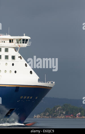 La croisière ferry Color Fantasy passe Drøbak dans le fjord d'Oslo. Banque D'Images