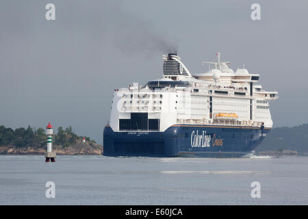 La croisière ferry Color Fantasy passe Drøbak dans le fjord d'Oslo. Banque D'Images