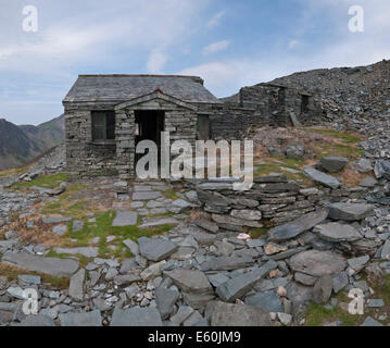 Bothy, mine d'ardoise à l'ancienne carrière de Dubs, près de l'Fleetwith Pike et Meules, Lake District Banque D'Images