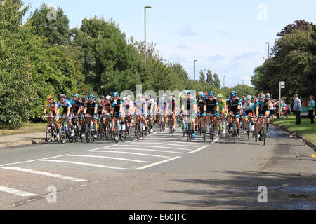 Dunmurry, Surrey, UK. 10 août, 2014. Prudential RideLondon-Surrey Classic. Le peloton avec Bradley Wiggins (Sky shirt droit, barbe, jusqu'à la main des lunettes de soleil). 147 cyclistes professionnels ont pris part à l'événement qui s'étend sur 125 kilomètres et surtout suit l'itinéraire utilisé dans la course sur route olympique de Londres 2012. Crédit : Ian bouteille/Alamy Live News Banque D'Images