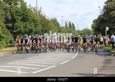 Dunmurry, Surrey, UK. 10 août, 2014. Prudential RideLondon-Surrey Classic. Le peloton avec Bradley Wiggins (Sky shirt droit, barbe, juste mettre sur des lunettes de soleil). 147 cyclistes professionnels ont pris part à l'événement qui s'étend sur 125 kilomètres et surtout suit l'itinéraire utilisé dans la course sur route olympique de Londres 2012. Crédit : Ian bouteille/Alamy Live News Banque D'Images