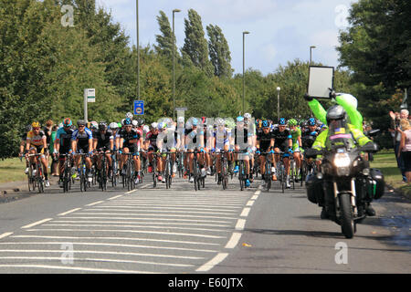 Dunmurry, Surrey, UK. 10 août, 2014. Prudential RideLondon-Surrey Classic. Le peloton avec Bradley Wiggins (Sky shirt droit, barbe, presque derrière moto). 147 cyclistes professionnels ont pris part à l'événement qui s'étend sur 125 kilomètres et surtout suit l'itinéraire utilisé dans la course sur route olympique de Londres 2012. Crédit : Ian bouteille/Alamy Live News Banque D'Images