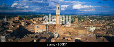 Italie, Toscane, Sienne, vue générale avec la Piazza del Campo Banque D'Images