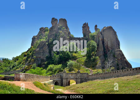 La forteresse de Belogradchik et roches sur une journée ensoleillée à la Bulgarie. Banque D'Images