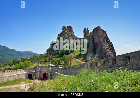 La forteresse de Belogradchik et roches sur une journée ensoleillée à la Bulgarie. Banque D'Images