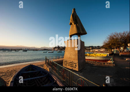 La statue de Diogo Afonso, navigateur qui a découvert l'îles du Cap Vert. Le port de Mindelo, île de Sao Vicente, Cap Vert. Banque D'Images