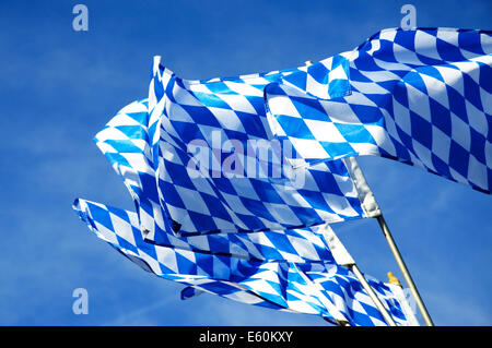 Les drapeaux officiels de Bavière forme au cours de l'Oktoberfest de Munich. Banque D'Images