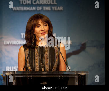 Dana Point, Californie, USA. 9 Août, 2014. Mary Steenburgen parlant brièvement avant l'introduction de Ted Danson. Acteur Ted Danson est le Surf Industry Manufacturers Association's 2014 LMSI écologiste de l'année pour l'ensemble de son travail de conservation des océans. Danson a été honoré lors du SIMA 2014 Watermans annuel Ball le samedi 9 août 2014 au Ritz Carlton Hotel & Resort à Dana Point en Californie. L'actrice Mary Steenburgen, Danson's wife, introduit l'acteur sur scène avant de le présenter avec un modèle de petite échelle à la main, l'acteur Tavarua's favorite ocean paradise. Banque D'Images