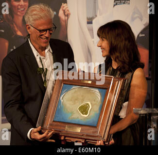 Dana Point, Californie, USA. 9 Août, 2014. Ted Danson et Mary Steenburgen se tenir ensemble sur scène avec prix. Acteur Ted Danson est le Surf Industry Manufacturers Association's 2014 LMSI écologiste de l'année pour l'ensemble de son travail de conservation des océans. Danson a été honoré lors du SIMA 2014 Watermans annuel Ball le samedi 9 août 2014 au Ritz Carlton Hotel & Resort à Dana Point en Californie. L'actrice Mary Steenburgen, Danson's wife, introduit l'acteur sur scène avant de le présenter avec un modèle de petite échelle à la main, l'acteur Tavarua océan préféré du paradis Banque D'Images