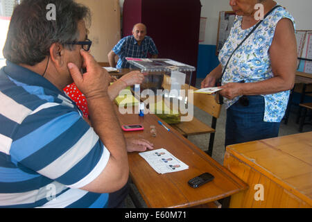 Bargylia, Muğla, Turquie. 10 août, 2014. Malgré la chaleur et les vacances d'été, les gens se tournent jusqu'à voter pour les élections présidentielles turques, le 10 août, 2014. Photo par Bikem Ekberzade/Alamy Live News Banque D'Images