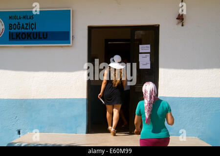 Bargylia, Muğla, Turquie. 10 août, 2014. Malgré la chaleur et les vacances d'été, les gens se tournent jusqu'à voter pour les élections présidentielles turques, le 10 août, 2014. Photo par Bikem Ekberzade/Alamy Live News Banque D'Images