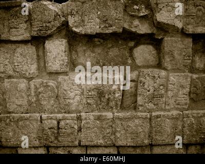 Le mur de crânes, Tzompantli, au site archéologique de Chichen Itza, l'état du Yucatan, Mexique Banque D'Images