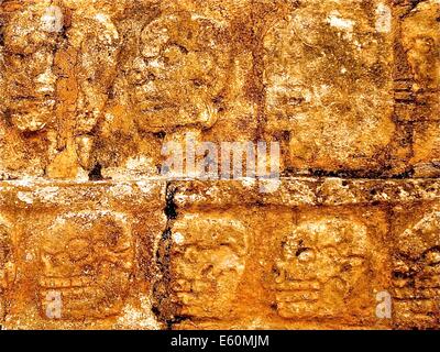 Le mur de crânes, Tzompantli, au site archéologique de Chichen Itza, l'état du Yucatan, Mexique Banque D'Images