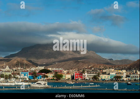 La ville de Mindelo sur l'île de Sao Vicente, l'archipel du Cap-Vert, vu de la mer. Banque D'Images