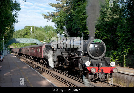 Une charte spéciale "train à vapeur organisation 150' avec 'Black' avec cinq locomotives 44932 Gare à Penshurst, UK Banque D'Images