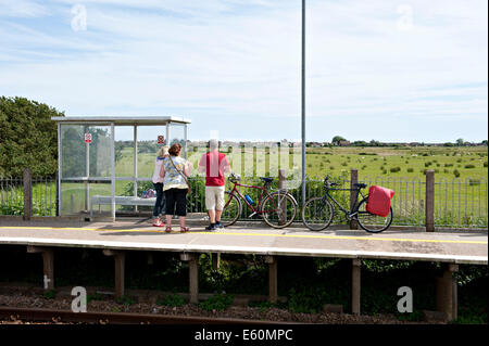 Passagers à Pevensey Bay Railway Station sur la Côte Sud Banque D'Images