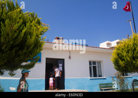 Bargylia, Muğla, Turquie. 10 août, 2014. Malgré la chaleur et les vacances d'été, les gens se tournent jusqu'à voter pour les élections présidentielles turques, le 10 août, 2014. Photo par Bikem Ekberzade/Alamy Live News Banque D'Images