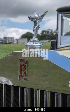 SPIRIT OF ECSTASY SUR ROLLS ROYCE RADIATEUR DE VOITURE EN VOITURE D'ÉPOQUE L'ARTICLE DE PAYS DE GALLES UK Banque D'Images