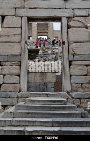 L'Beule Gate et vue de l'entrée ouest de Propylaia l'Acropole, Athènes Grèce. Banque D'Images