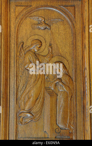 Annonciation de la Vierge Marie scène religieuse sculptés sur la porte en bois ancien à partir de 1927. Banque D'Images