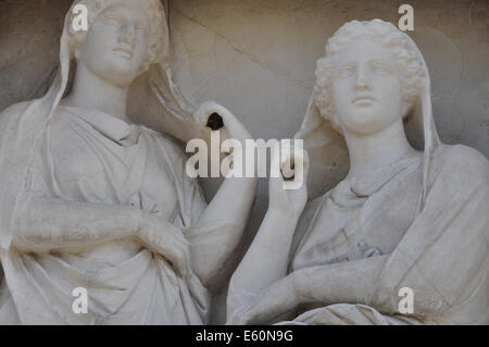 Stèle de Demetria et Pamphile sculptures funéraires à la mémoire de deux sœurs mortes représenté tenant leur voile. Banque D'Images