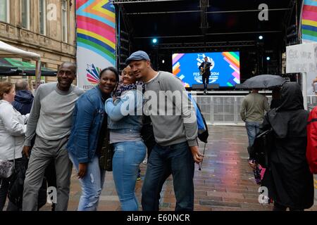 Avoir touristiques photos prises sur la scène du festival de la ville marchande par temps humide à Glasgow Banque D'Images