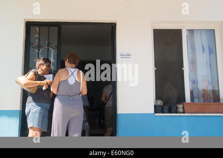 Bargylia, Muğla, Turquie. 10 août, 2014. Malgré la chaleur et les vacances d'été, les gens se tournent jusqu'à voter pour les élections présidentielles turques, le 10 août, 2014. Photo par Bikem Ekberzade/Alamy Live News Banque D'Images