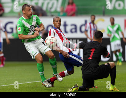 Wolfsburg, Allemagne. 10e Août, 2014. D'Ivica Olic Wolfsburg (L), Madrid, Miranda (C) et le gardien de but de Madrid, Miguel Angel Moya rivalisent pour le ballon pendant le match de football entre test VfL Wolfsburg et l'Atlético Madrid à Volkswagenarena à Wolfsburg, Allemagne, 10 août 2014. Photo : Ronny Hartmann/dpa/Alamy Live News Banque D'Images