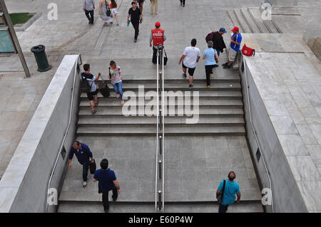 Les gens à l'escalier de la station de métro Syntagma, Athènes Grèce. Banque D'Images