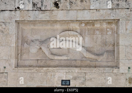 Tombe du soldat inconnu sculpture de marbre grec ancien guerrier hoplite mourant tenant son bouclier et la lance, Athènes Grèce. Banque D'Images
