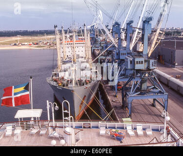 10 juin 1998 - L'Estonie - deux passagers pour bronzer sur le pont du bateau de croisière Norwegian Dream, accosté à Muugu Harbour, le plus grand port de fret en Estonie, sur la côte sud du golfe de Finlande, à 13 km de la capitale, Tallinn. Un cargo est en cours de déchargement à l'embarcadère. L'enseigne civile des Bahamas s'envole la poupe du Norwegian Dream. Cette photo a été prise lorsque l'Estonie a été la RSS d'Estonie, une partie de l'Union soviétique. (Crédit Image : © Arnold Drapkin/Zuma sur le fil) Banque D'Images