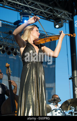 LINCOLN, CA - le 26 juillet : Caroline Campbell joue avec Chris Botti à Thunder Valley Casino Resort de Lincoln, Californie le Jul Banque D'Images