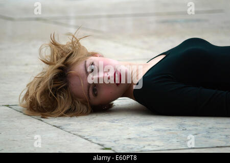 Jeune femme couchée sur le sol Banque D'Images