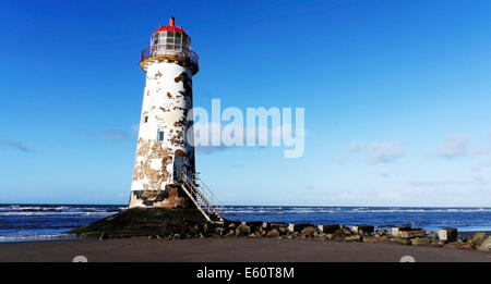 Phare de Talacre dans le nord du Pays de Galles. Un vieux phare abandonné sur la plage avec la marée out Banque D'Images